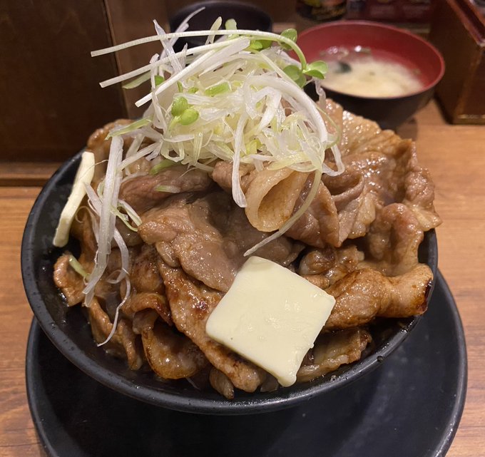 伝説のすた丼屋の"でっかいどう"すた丼美味かったぁ…。
天高く積み上げられた肉と濃いめのタレがもうね…最高…
しかし…昔はすた丼肉飯マシ普通に食べられたけど今は流石にこの量食べるのはしんどかった…。
杏奈ちゃんはこれにご飯マシしてそう…更にむっちむちになるぞ…。 