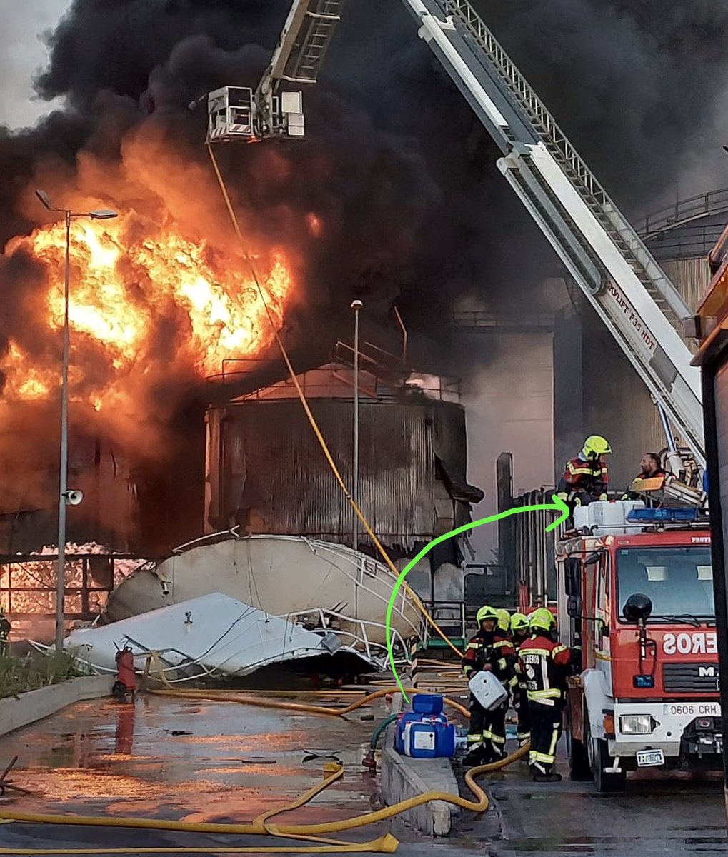 pderoos11's tweet photo. Schuimlogistiek is iets wat vooraf goed geregeld moet zijn. Daarnaast kunnen ook veel schuimconcentraten in niet geëxpandeerde toestand ook niet gemengd worden!!! #biodieselfire #vloeistofbrandbestrijding #applicationtime https://t.co/oruOVsQHu2