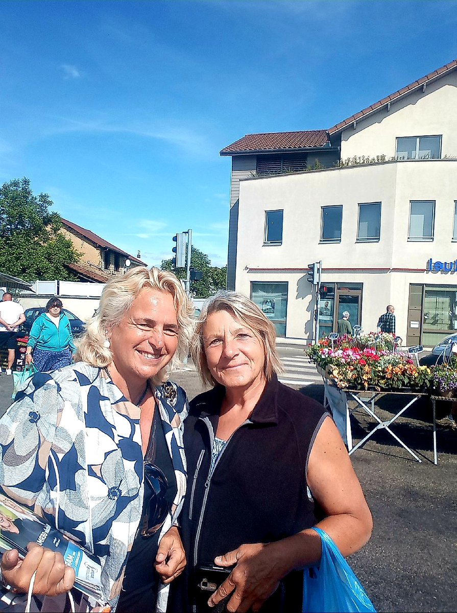 NatGermain's tweet photo. Nous étions ce matin avec mon suppléant Laurent Pepin sur le marché de la #TourDuPin excellent accueil et de grands espoirs pour la suite !
Envoyez un maximum de députés RN à l'assemblée pour ne pas donner les pleins pouvoirs à Macron.
#JeVoteRN
#Législatives2022
#Circo3810 https://t.co/As3mJ1h9vo
