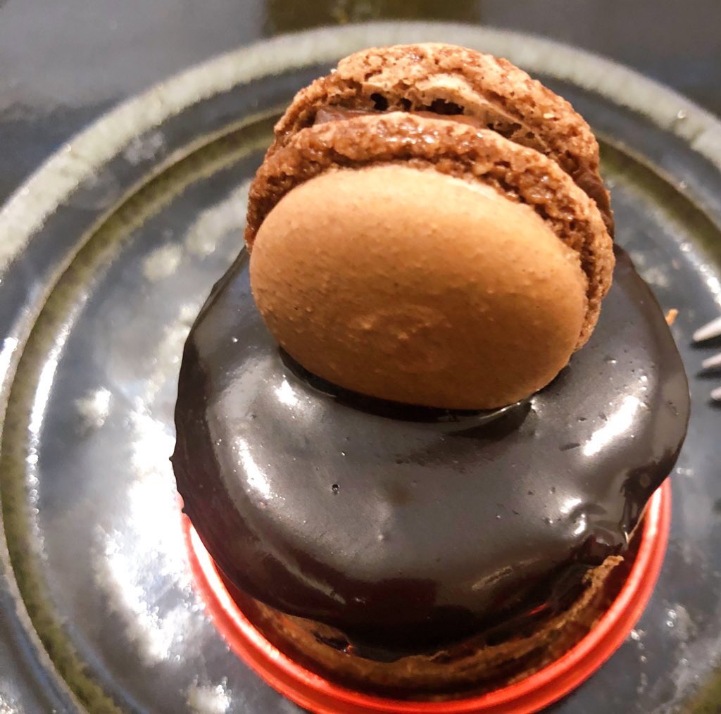 えすとえむ 王様の耳 2巻8 30発売 新潟の村上市のケーキ屋さんパティスリーマルヤさんで取り寄せをお願いした 男の塩チョコ チョコ ピスタチオ 塩キャラメルという罪深い組み合わせ 美味しかった 冷凍庫がこいつでいっぱいに T Co