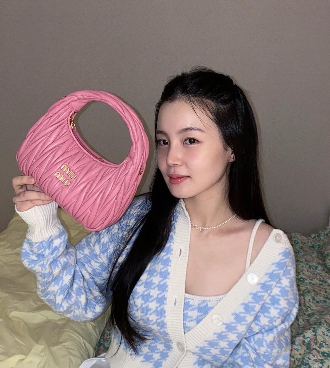 Having a pink bag is never be wrong 💗 thank you Miu Miu to give me such a cute and pretty bag. It's like bring your favorite pink cotton candy on your saturday night date 😉