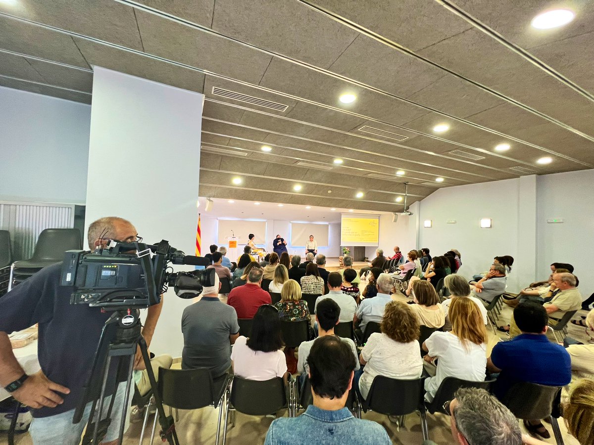 HolaMariola's tweet photo. Es pregunta @EnricGoma,  com sabrem el pla lingüístic de cada escola diferenciant català curricular i vehicular per poder triar? No hi ha lletra petita. @carmejunyent apunta que dimarts tindrem el document # #ElPalauDeLaLlengua https://t.co/gUnZ4y45AH