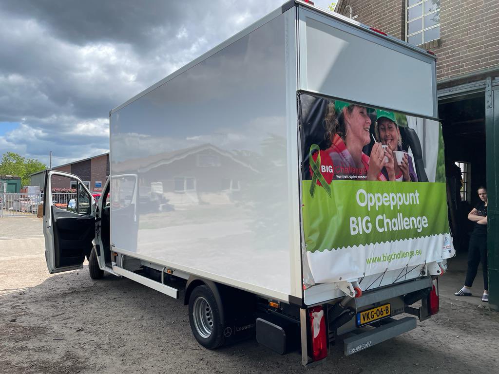 Vrachtwagen #oppeppunt voor onde deelnemers op weg naar Frankijk, gesponsorde spullen opgehaald oa <a href="/VonderenVCV/">Vonderen Catering</a> Bakkerij de Haas <a href="/OostendorpLease/">Oostendorp Autolease</a> <a href="/Boertelier/">Lamperse Hei</a> #Qarc #autoverhuurzuid <a href="/alpedhuzes/">Alpe d'HuZes</a> <a href="/kwf_nl/">KWFKankerbestrijding</a>
