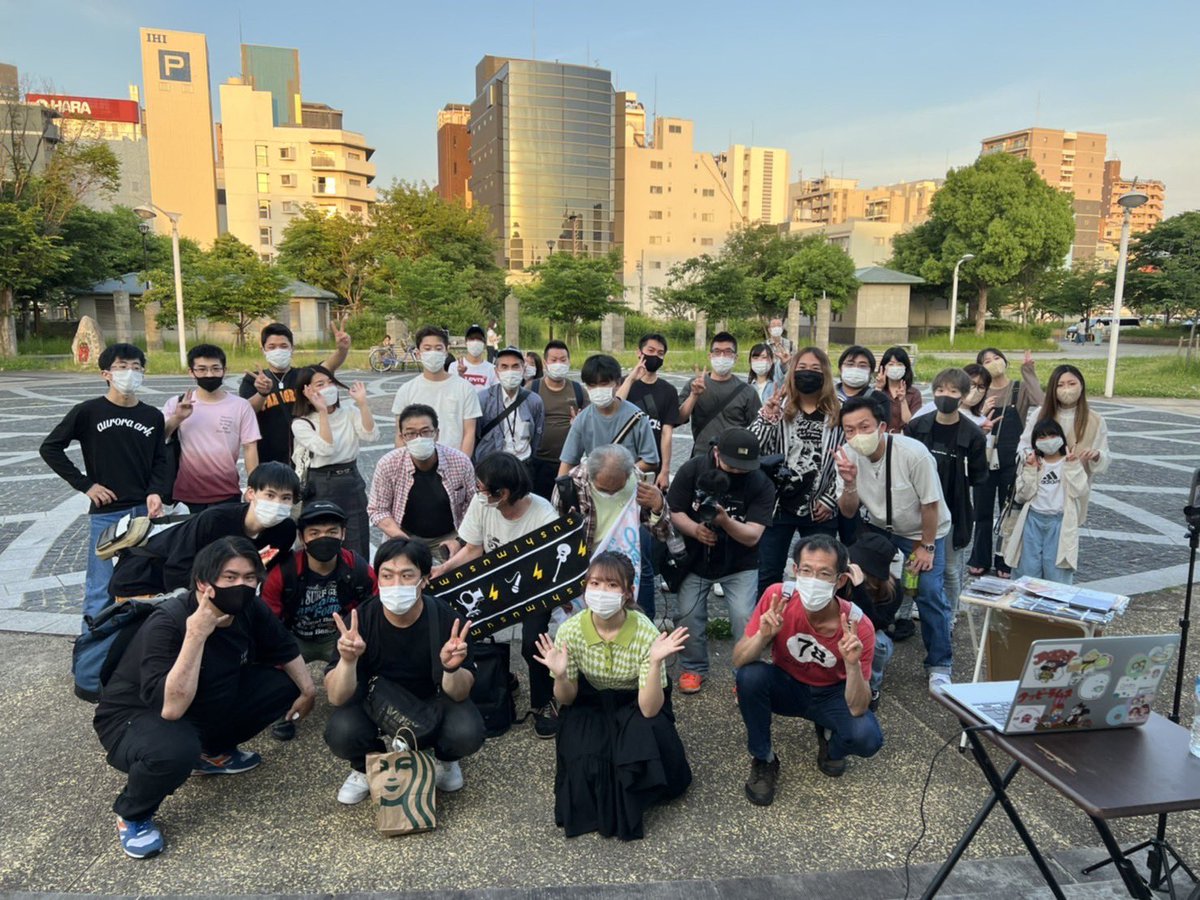 sushicco's tweet photo. ラスト路上ライブ
ありがとうございました！

この後LINELIVEにて、ネット分のサイン会行います‼️💭
まだご購入間に合います♪ https://t.co/kp3b7wBXpa