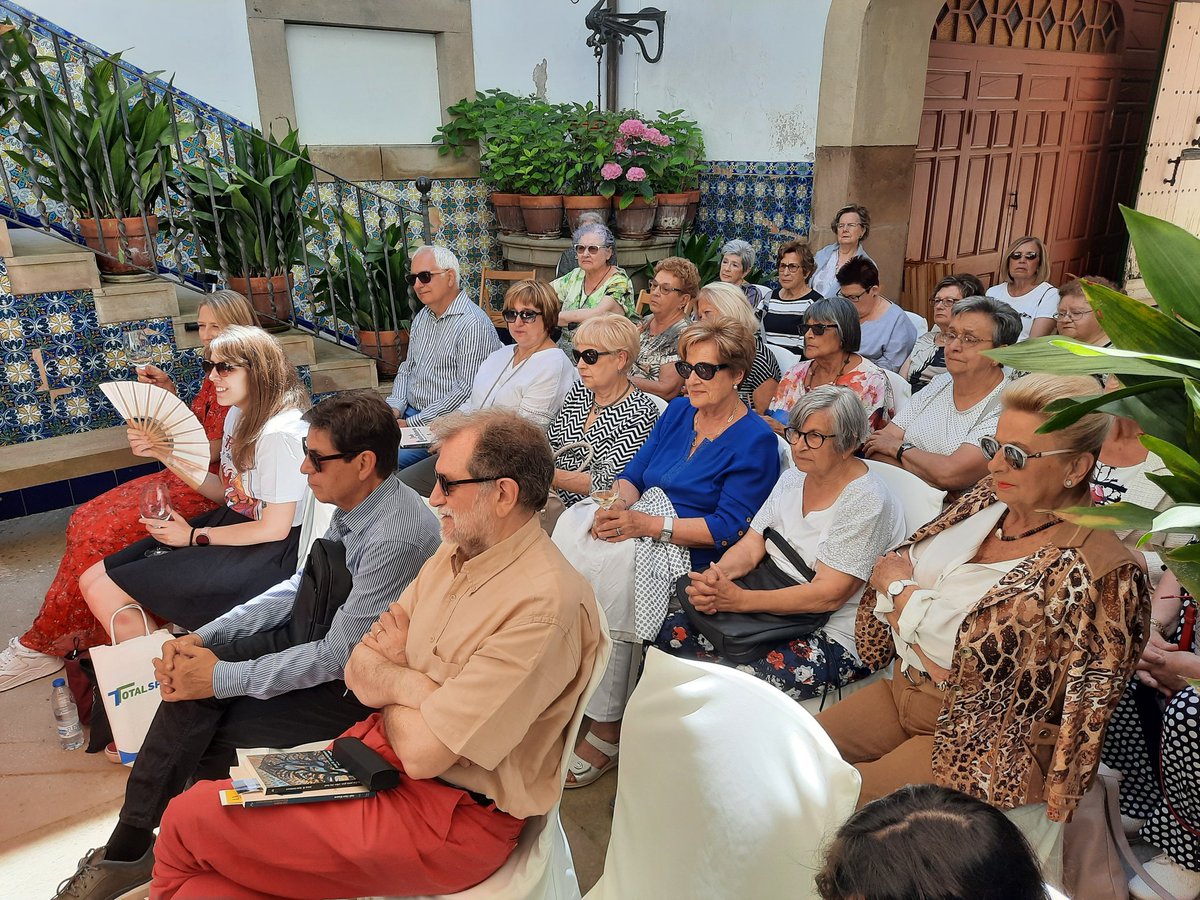 anton_not's tweet photo. Aquest matí de sol i brisa @CASTELLDELREMEI esdevé casa de la poesia amb JM Sala-Valldaura, @batlle_e @carmevidal2 @MireiaMEGA @Anna_bemi https://t.co/2PKuPm5GbY