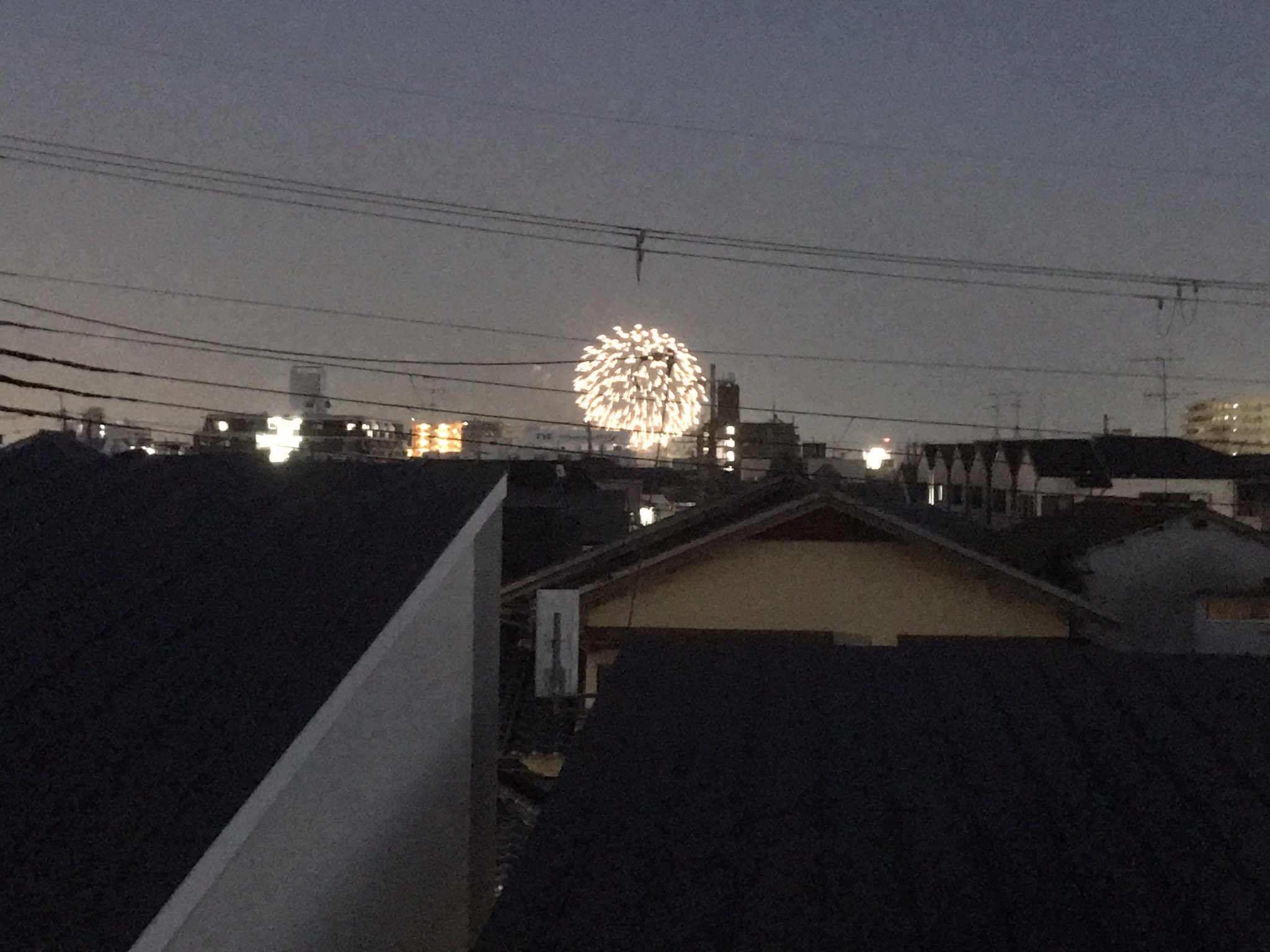 羽場大典 尼崎で秘密の花火 遠くやけど結構綺麗 尼崎港辺りかな 花火 尼崎 尼崎市 シークレット シークレット花火 T Co 8rcssfbiu5 Twitter