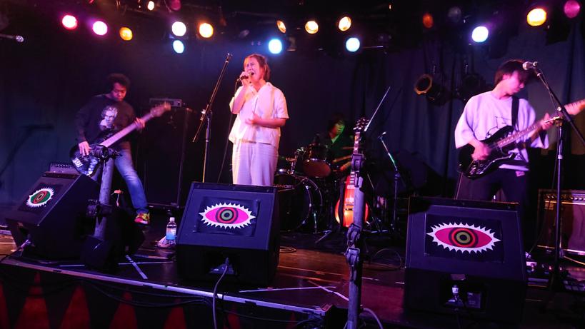 mama_fac's tweet photo. 4バンド目はFAT TUESDAY!!
メッセージ性の強い楽曲と感情に訴え掛けるバンドです！
前向きになれるMCと複雑に各パートが絡み合う美しい楽曲が相まって素晴らしい説得力でパワーをもらえます！
ダークな曲も楽しい曲もジャンルレスに楽しませてくる素晴らしいステージでした！！ https://t.co/KE05Jqn7ZZ