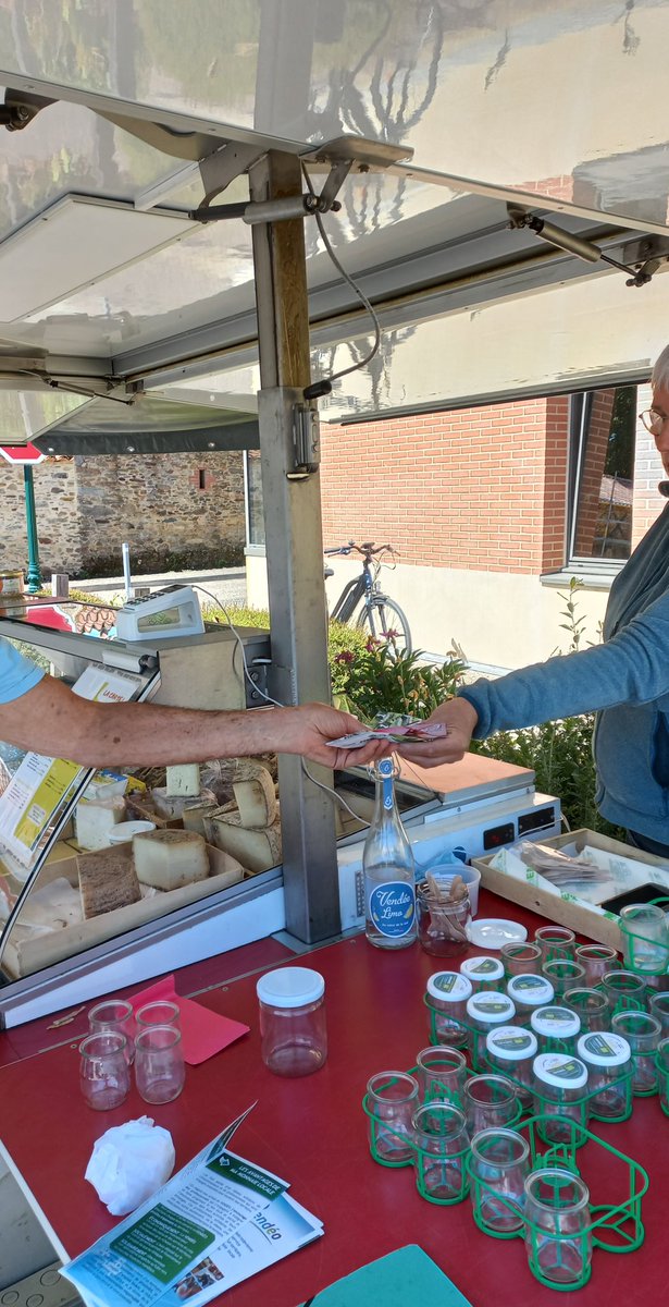 Échange de #vendéo sur le marché du boupère n hésitez à venir le 11 juin nous y tiendrons un stand 👍