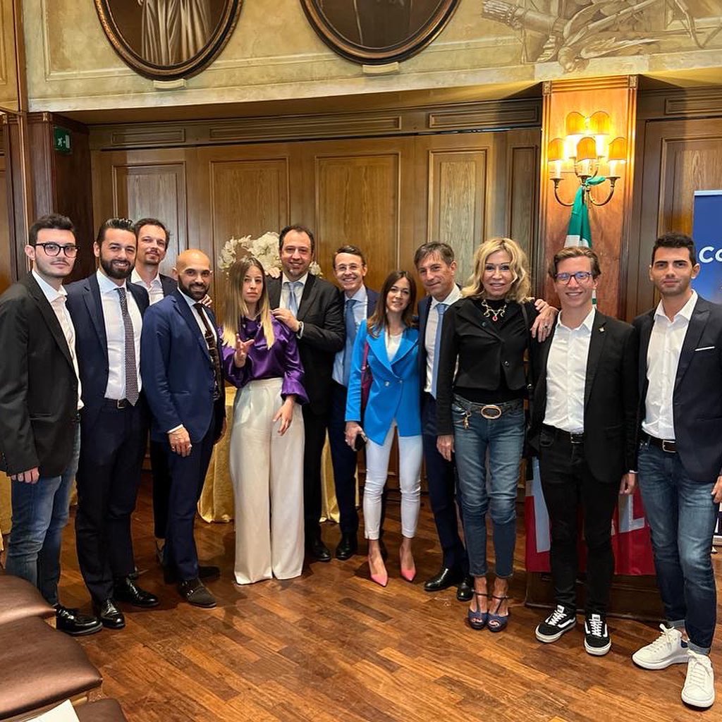 mandelli_andrea's tweet photo. A Monza per una mattinata di confronto sul futuro della città con il coordinatore nazionale @Antonio_Tajani. Tutti insieme per @darioallevi1 sindaco. @forza_italia è in campo, al governo e nei territori, perché i cittadini possono avere le risposte che attendono dalle istituzioni https://t.co/9CAujUgM25