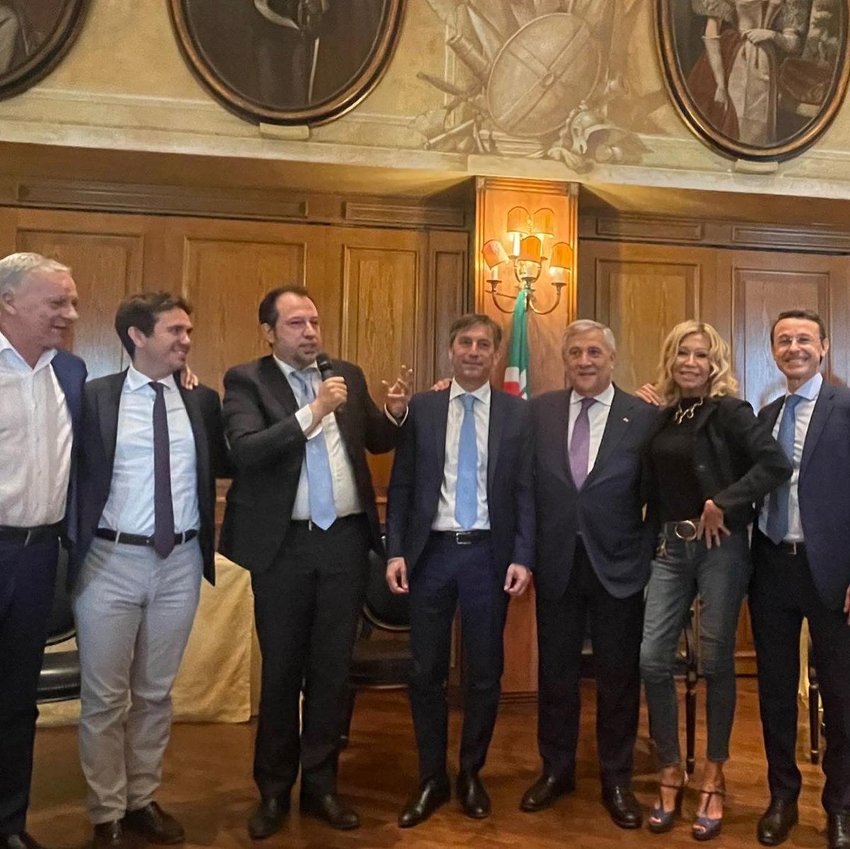 mandelli_andrea's tweet photo. A Monza per una mattinata di confronto sul futuro della città con il coordinatore nazionale @Antonio_Tajani. Tutti insieme per @darioallevi1 sindaco. @forza_italia è in campo, al governo e nei territori, perché i cittadini possono avere le risposte che attendono dalle istituzioni https://t.co/9CAujUgM25