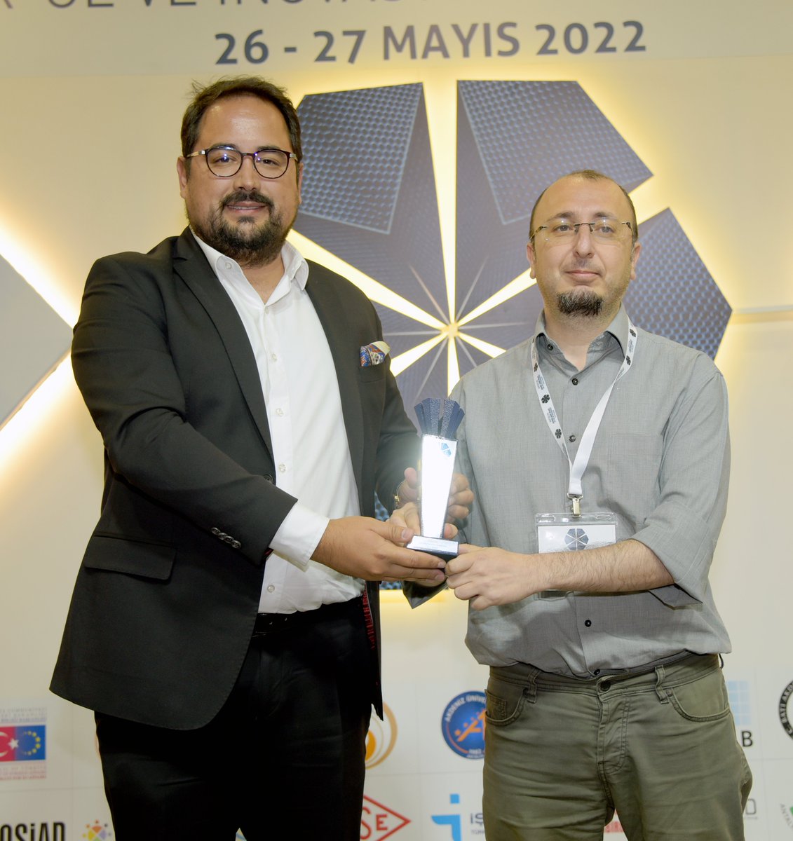 AntalyaOSB's tweet image. Antalya OSB Ar-Ge &amp;amp; İnovasyon Proje Pazarı 2022 Etkinliği SAĞLIK, TIP TEKNOLOJİLERİ, BİYOMALZEME, İLAÇ, KOZMETİK kategorisi
🥉ÜÇÜNCÜSÜ Doç.Dr. Cevahir ALTINKAYNAK
🥈İKİNCİSİ Prof.Dr. Raşit AHISKA
🥇BİRİNCİSİ Beyzanur ÇAKAR 
Dereceye giren projeleri ve bilim insanlarımızı kutlarız