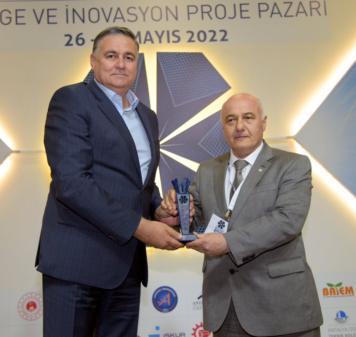 AntalyaOSB's tweet image. Antalya OSB Ar-Ge &amp;amp; İnovasyon Proje Pazarı 2022 Etkinliği SAĞLIK, TIP TEKNOLOJİLERİ, BİYOMALZEME, İLAÇ, KOZMETİK kategorisi
🥉ÜÇÜNCÜSÜ Doç.Dr. Cevahir ALTINKAYNAK
🥈İKİNCİSİ Prof.Dr. Raşit AHISKA
🥇BİRİNCİSİ Beyzanur ÇAKAR 
Dereceye giren projeleri ve bilim insanlarımızı kutlarız