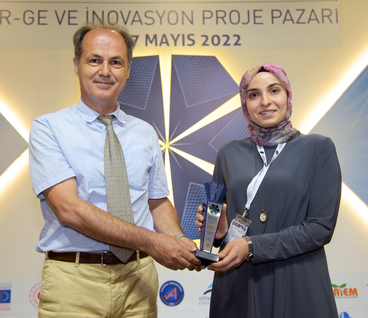 AntalyaOSB's tweet image. Antalya OSB Ar-Ge &amp;amp; İnovasyon Proje Pazarı 2022 Etkinliği SAĞLIK, TIP TEKNOLOJİLERİ, BİYOMALZEME, İLAÇ, KOZMETİK kategorisi
🥉ÜÇÜNCÜSÜ Doç.Dr. Cevahir ALTINKAYNAK
🥈İKİNCİSİ Prof.Dr. Raşit AHISKA
🥇BİRİNCİSİ Beyzanur ÇAKAR 
Dereceye giren projeleri ve bilim insanlarımızı kutlarız