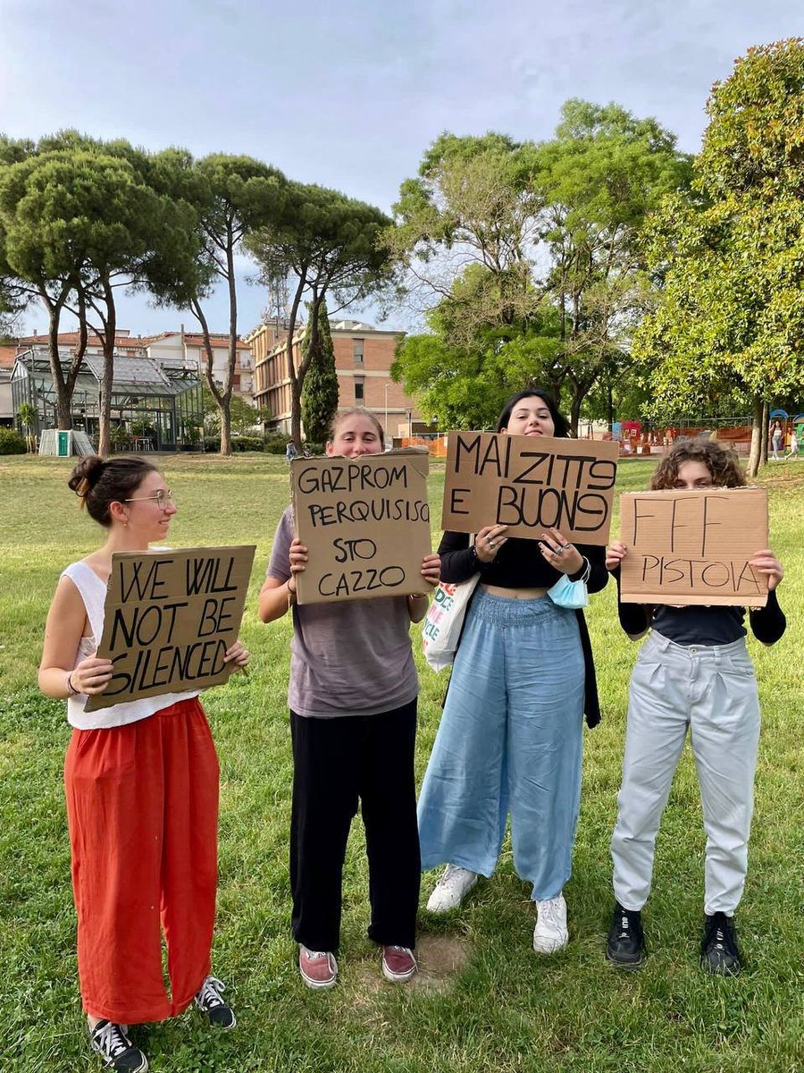 fffitalia's tweet photo. Non staremo mai ZITTƏ E BUONƏ.
Ieri in solidarietà alle attiviste e agli attivisti perquisiti la scorsa settimana sotto richiesta di Gazprom.
#MaiZittiEBuoni
#FridaysForFuture https://t.co/ZXITiar1z5