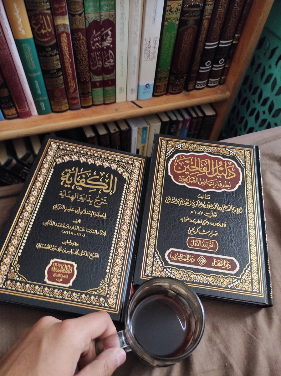 “Sebagai pelajar, kamu harus memiliki satu atau dua buku yang dijadikan wirid untuk dibaca. Setiap kali khatam, ulang lagi, begitu terus hingga kamu hafal dan melekat. Dan kamu juga punya buku bacaan baru setiap minggu atau bulannya untuk membuka wawasan.”

Nasihat guruku.