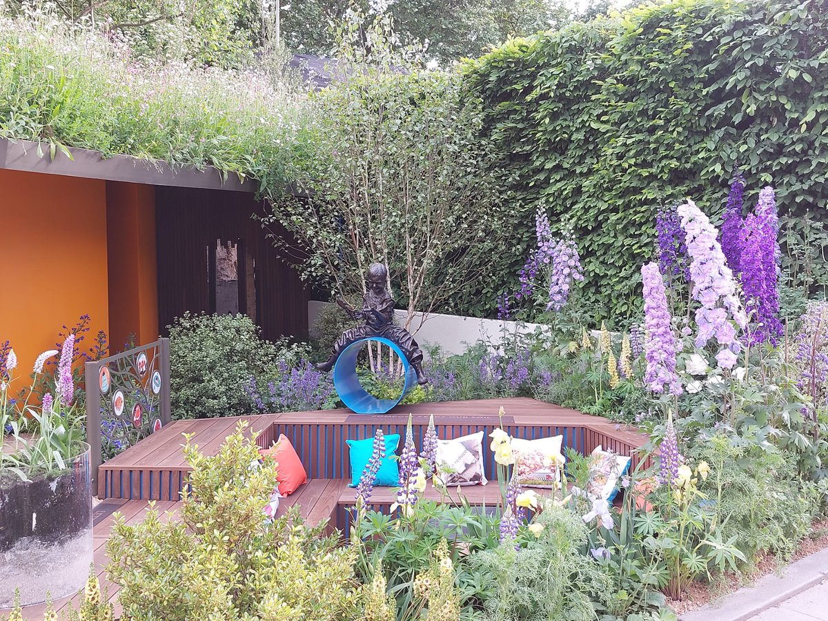 JulietSargeant's tweet photo. I’m really savouring the last day at #ChelseaFlowerShow. Here’s a shot of #compost corner in the garden, which I hope will inspire future visitors to its permanent home @RHSBridgewater to get composting! Here are some tips https://t.co/NdConumcXh @Poppy_Talent @ProjGivingBack https://t.co/SoWu5L0o4r
