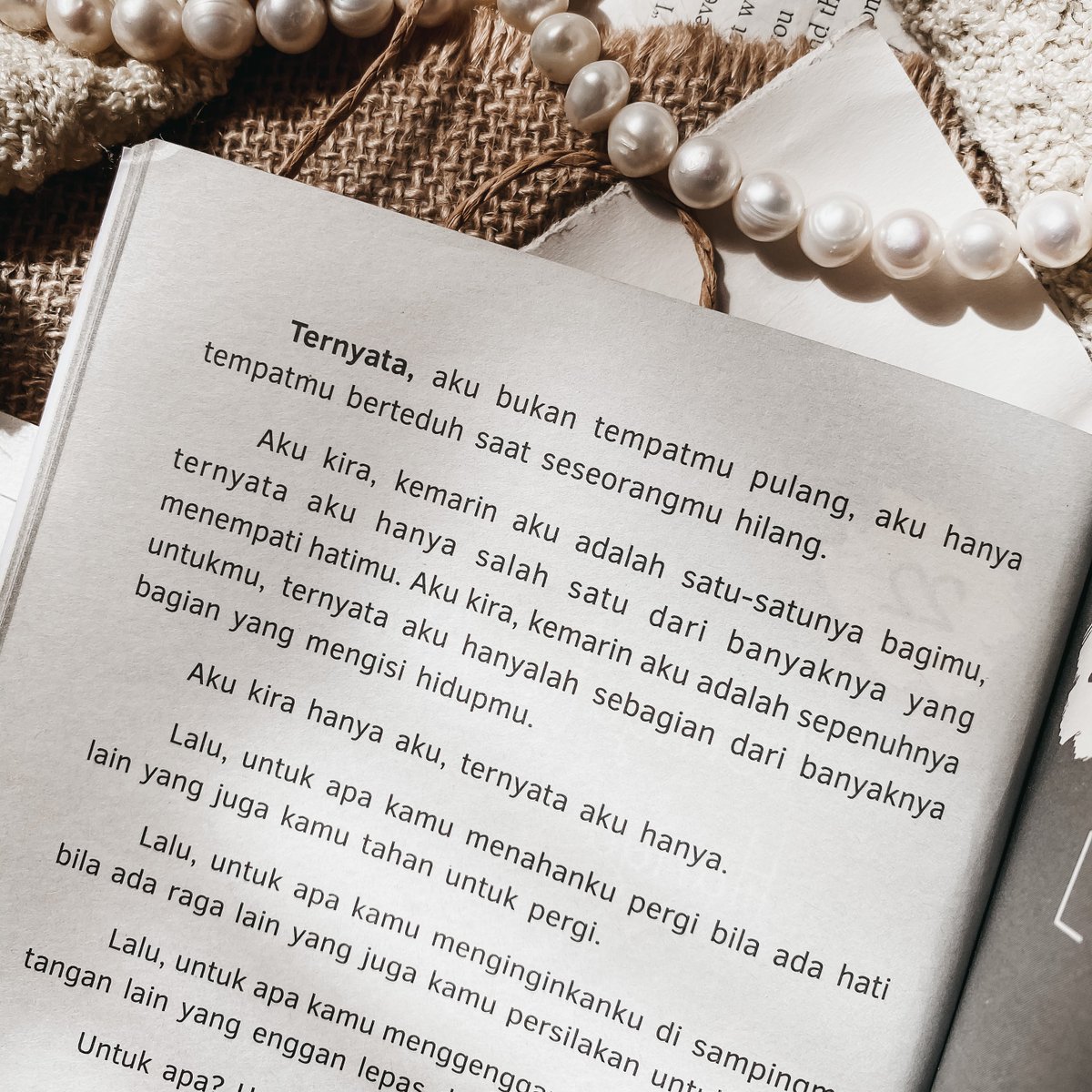 MustaqimJiwa's tweet photo. Malam ni ada twitter space buku Seikhlas Awan Mencintai Hujan. Boleh join kalau nak vibe sendu. ♥️ https://t.co/tZvcD5v8wM
