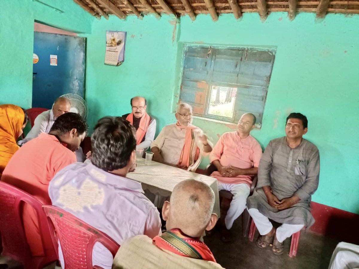 #केवटी_विधानसभा अंतर्गत ननौरा पंचायत के दूधिया एवं छाछा पचाढ़ी पंचायत के समैला में कार्यकर्ताओं के साथ बैठक में भाजपा के वरिष्ठ नेता, पूर्व केंद्रीय मंत्री एवं पद्मभूषण आदरणीय श्री <a href="/HDNYADAV/">Hukumdev Narayan Yadav हुकुमदेव नारायण यादव</a> जी का मर्गदर्शन प्राप्त हुआ।