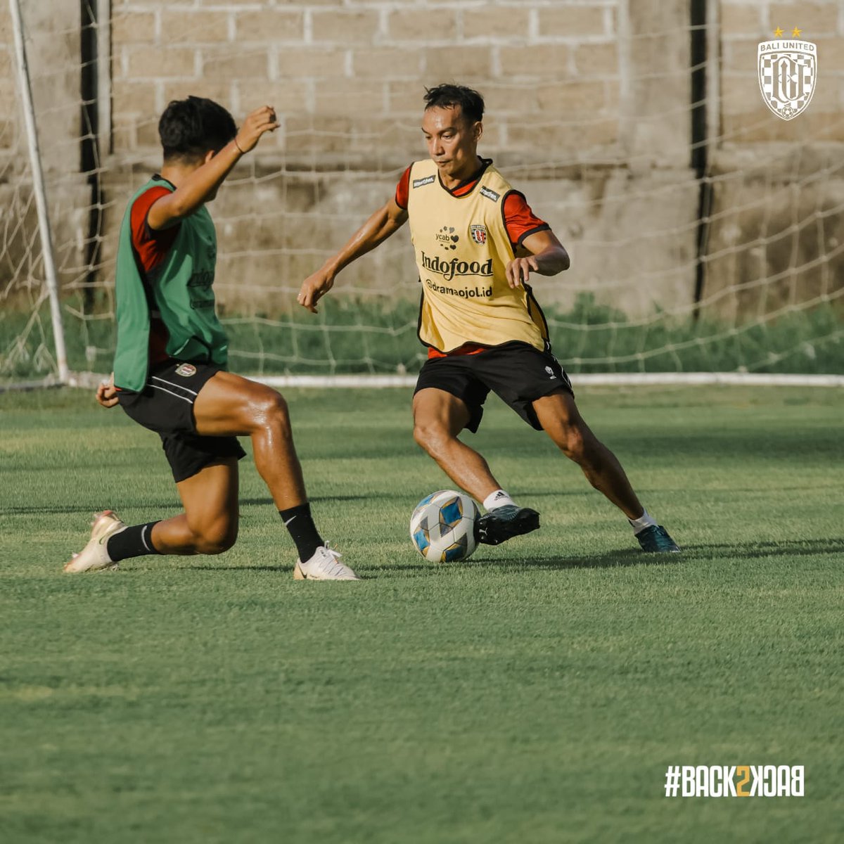 BaliUtd's tweet photo. Saatnya kembalikan kondisi fisik 😎💪

Supported by @adakamiofficial

_
#AdaKamixBaliUnited #BaliUnited #IndomieJagonyaSoto #BaliUnited #Back2Back #Champions #JuaraLiga120212022 #OutS7anding #BeyondFootball #YouStandForUs #WeStandForYou #WeAreBaliUnited https://t.co/GoTffeRJLw