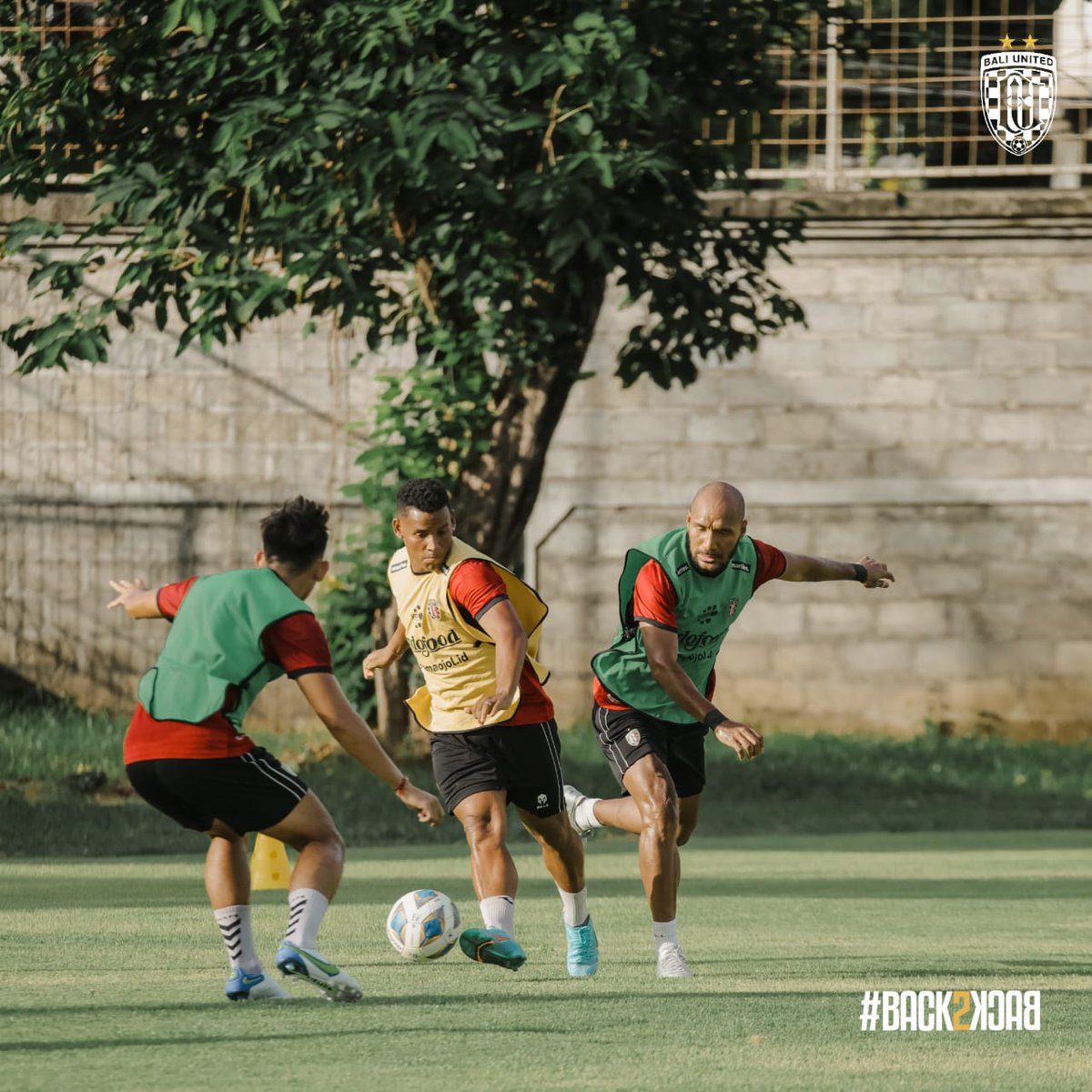 BaliUtd's tweet photo. Saatnya kembalikan kondisi fisik 😎💪

Supported by @adakamiofficial

_
#AdaKamixBaliUnited #BaliUnited #IndomieJagonyaSoto #BaliUnited #Back2Back #Champions #JuaraLiga120212022 #OutS7anding #BeyondFootball #YouStandForUs #WeStandForYou #WeAreBaliUnited https://t.co/GoTffeRJLw