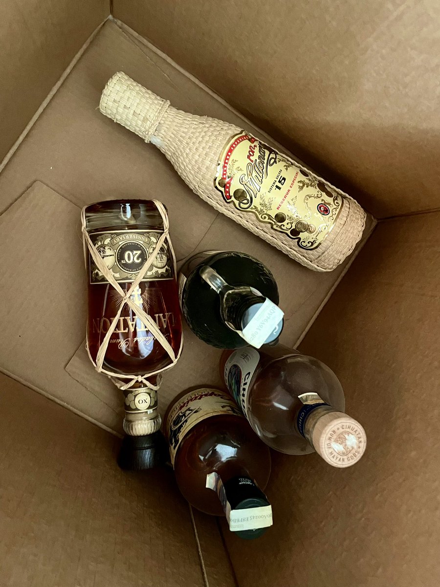 Annie35485798's tweet photo. Já jsem si říkala, že v tom baru nemá všechno. 😎
#zapomenutakrabice #stehovani #rum #manzel #milovnikrumu https://t.co/Bsuv52zXIU