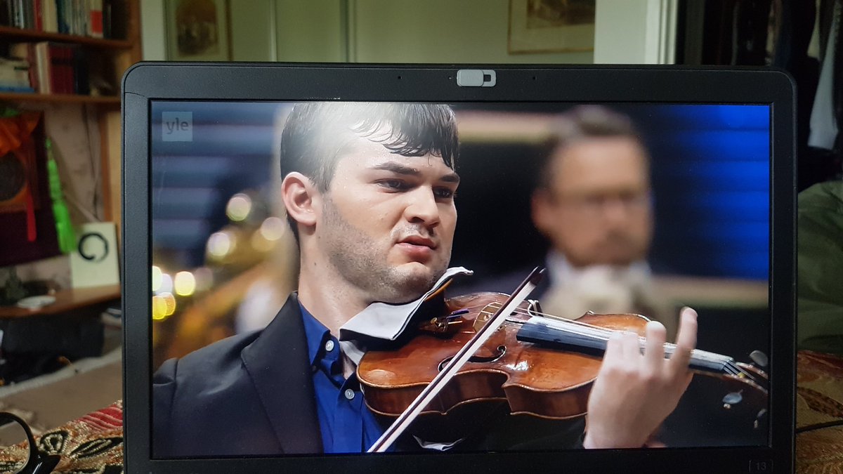 Kiitos taas <a href="/Yleisradio/">Yleisradio</a>,  @Musiikkitalo &amp; <a href="/sibeliusviolin/">sibeliuscompetition</a> loistavasta palvelusta ja kulttuurintuotannosta! Maailman parasta viulumusiikkia suorana kotisohviin. Mikä nautinto! Huomenna finaaliin "onsite". 😍 P.S. Kaksikielinen ohjelma toimii erittäin hyvin!
#SibeliusCompetition