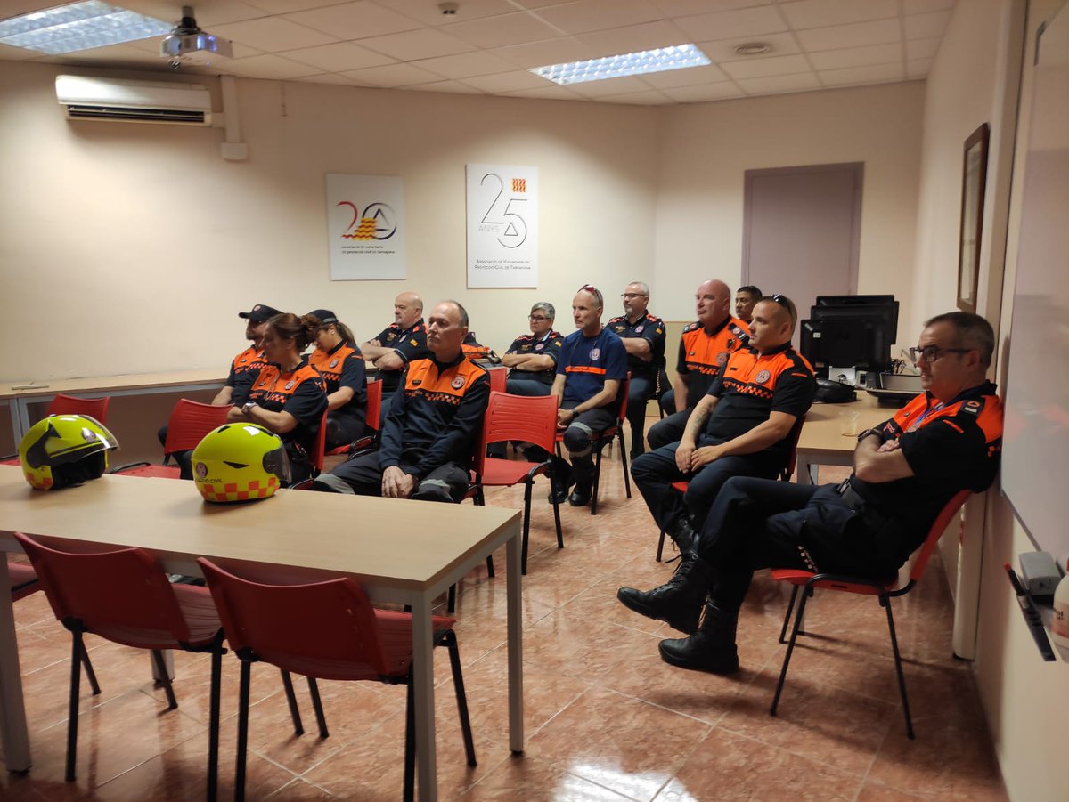 AvpcTarragona's tweet photo. Avui, dissabte, formació conjunta  @AvpcTarragona  @la_vpc @avpcbellvei de conducció segura i efectiva de vehicles d'emergència, impartit per Sio, Sistema d'Instruccions Operativa. Gran jornada @TGNAjuntament @crisguzmanroset https://t.co/k4W5Pdzp8a