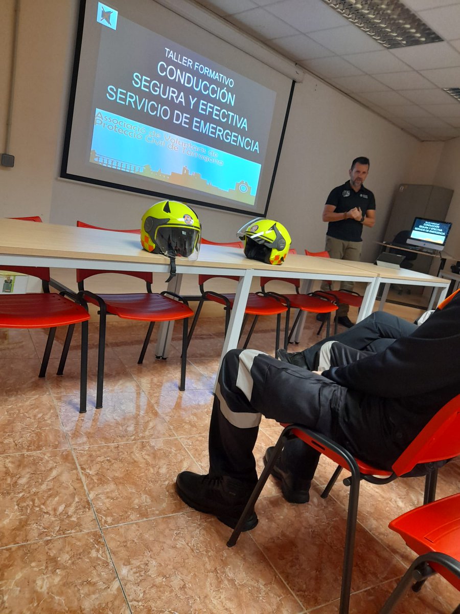 AvpcTarragona's tweet photo. Avui, dissabte, formació conjunta  @AvpcTarragona  @la_vpc @avpcbellvei de conducció segura i efectiva de vehicles d'emergència, impartit per Sio, Sistema d'Instruccions Operativa. Gran jornada @TGNAjuntament @crisguzmanroset https://t.co/k4W5Pdzp8a