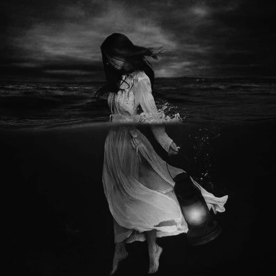 أرهقني الثبات الكاذب ، أرهقني تجاوز أشياء أكبر من قدرتي على التجاوز ، وتحمل أيام صعبة فوق طاقتي ، أرهقني الصمت الظاهري وضجيج رأسي الذي لا يهدأ 🖤