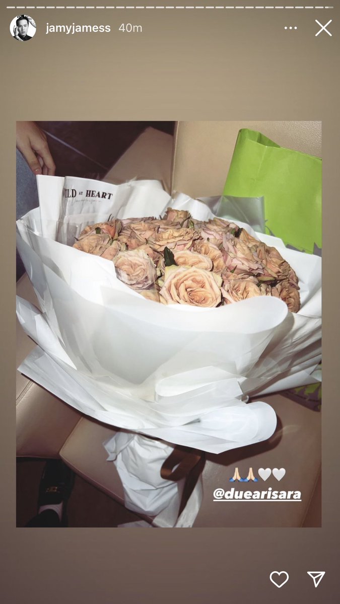 JMJFans's tweet photo. Flower Support💜💜

#JamyJamess
#JMJLabel
#JMJGraduation https://t.co/ykFPqssoZA