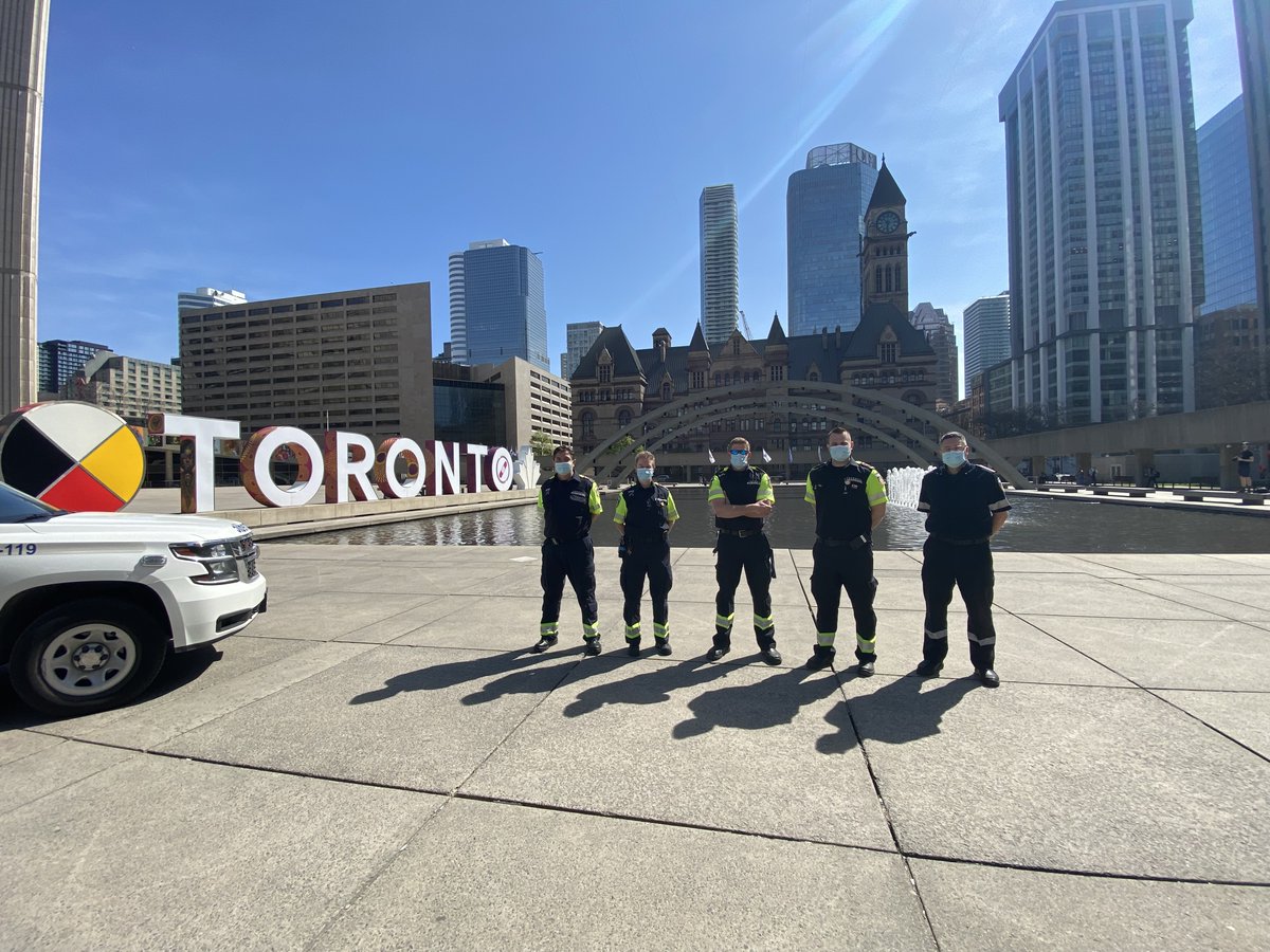 TorontoMedics's tweet photo. #DYK Toronto Paramedics responded to almost 290,000 emergency calls for service in 2021. 

#ParamedicServicesWeek is a great time to thank @TorontoMedics' Paramedics, Communications, or Support staff for their amazing work! https://t.co/vnW15RtOlF  #PSWeek2022 https://t.co/fXAd33lQ19