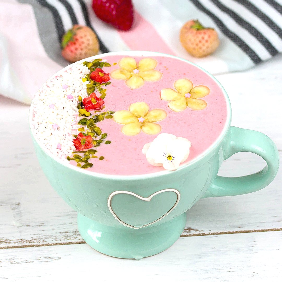 Diese ERDBEER SMOOTHIE BOWL ist ein absoluter Oldie auf meinem Blog. 🍓 Soll mich aber nicht davon abhalten es trotzdem mit Dir zu teilen.😉

ZUTATEN⬇️
🔸️125 g frische Erdbeeren
🔸️1 Banane
🔸️25 g Joghurt

Für das Topping:
🔸️1 EL Kokosraspeln
🔸️1