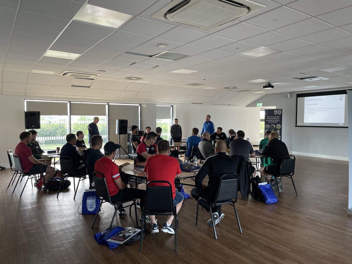 vphalsall's tweet photo. A pleasure and privilege working with Grassroots coaches @OxfordshireFA @Sports_ESFC focusing on โBenefits of Small Sided Gamesโ ๐
โฝ๏ธ #GamesToEngage #NoLapsNoLinesNoLectures ๐ https://t.co/UHdygQa857