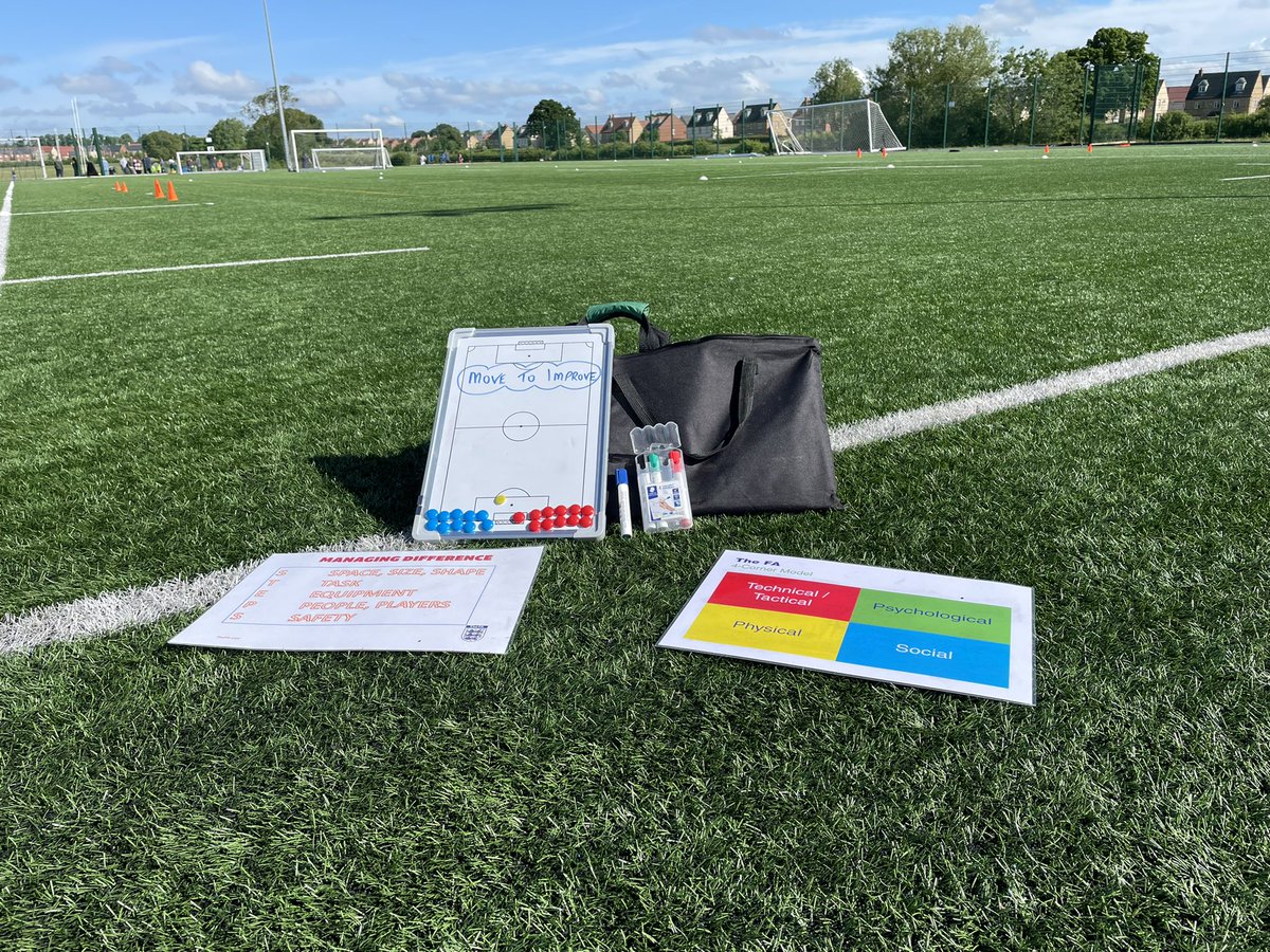 vphalsall's tweet photo. A pleasure and privilege working with Grassroots coaches @OxfordshireFA @Sports_ESFC focusing on โBenefits of Small Sided Gamesโ ๐
โฝ๏ธ #GamesToEngage #NoLapsNoLinesNoLectures ๐ https://t.co/UHdygQa857