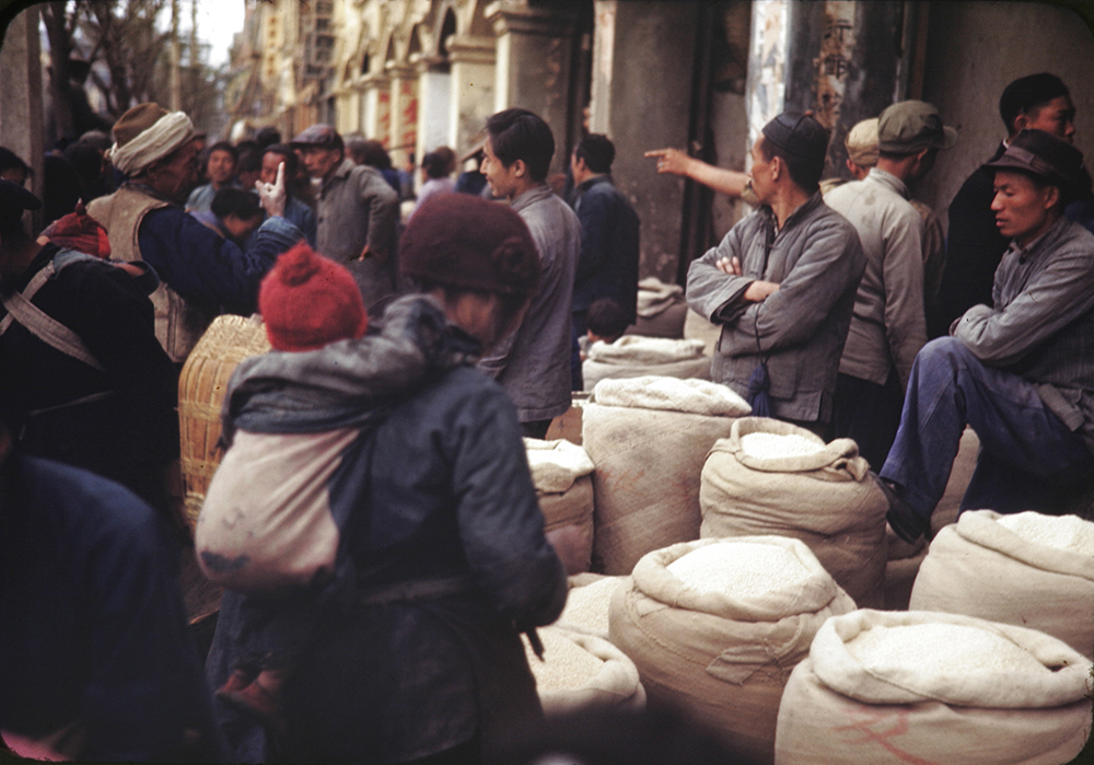 vischina's tweet photo. Grain for sale in street, Kunming, 1945

Fiddament, Arthur Collection
Photograph by Arthur Fiddament
Rosemary Booker
RB-t0884
https://t.co/mtTURS4XIO

#kunming #yunnan #markets #oldmarket #chinesehistory #grain #chinesestreets #chinesestreet #chinesemarket #historyincolour https://t.co/wGz69N4Dpr