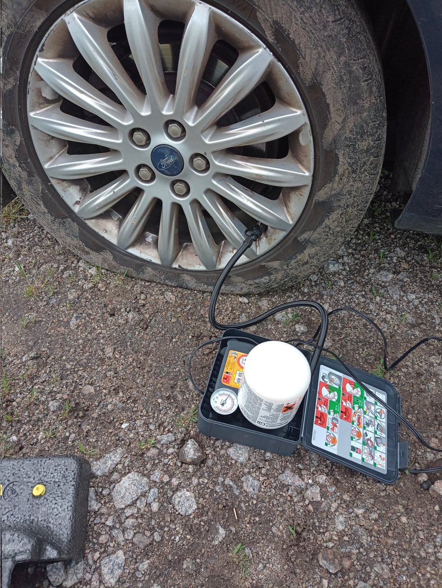 getingenultras's tweet image. Vem kommer och räddar mina medresenärer och kör dom till tåget när vi fick punka ett par kilometer från Strandvallen? Jo Patrik "Bagarn" Rosengren av alla!

Nu väntar jag och sönerna på bärgare.

Mjällby away alltså...

Med @kalmarff_skane.