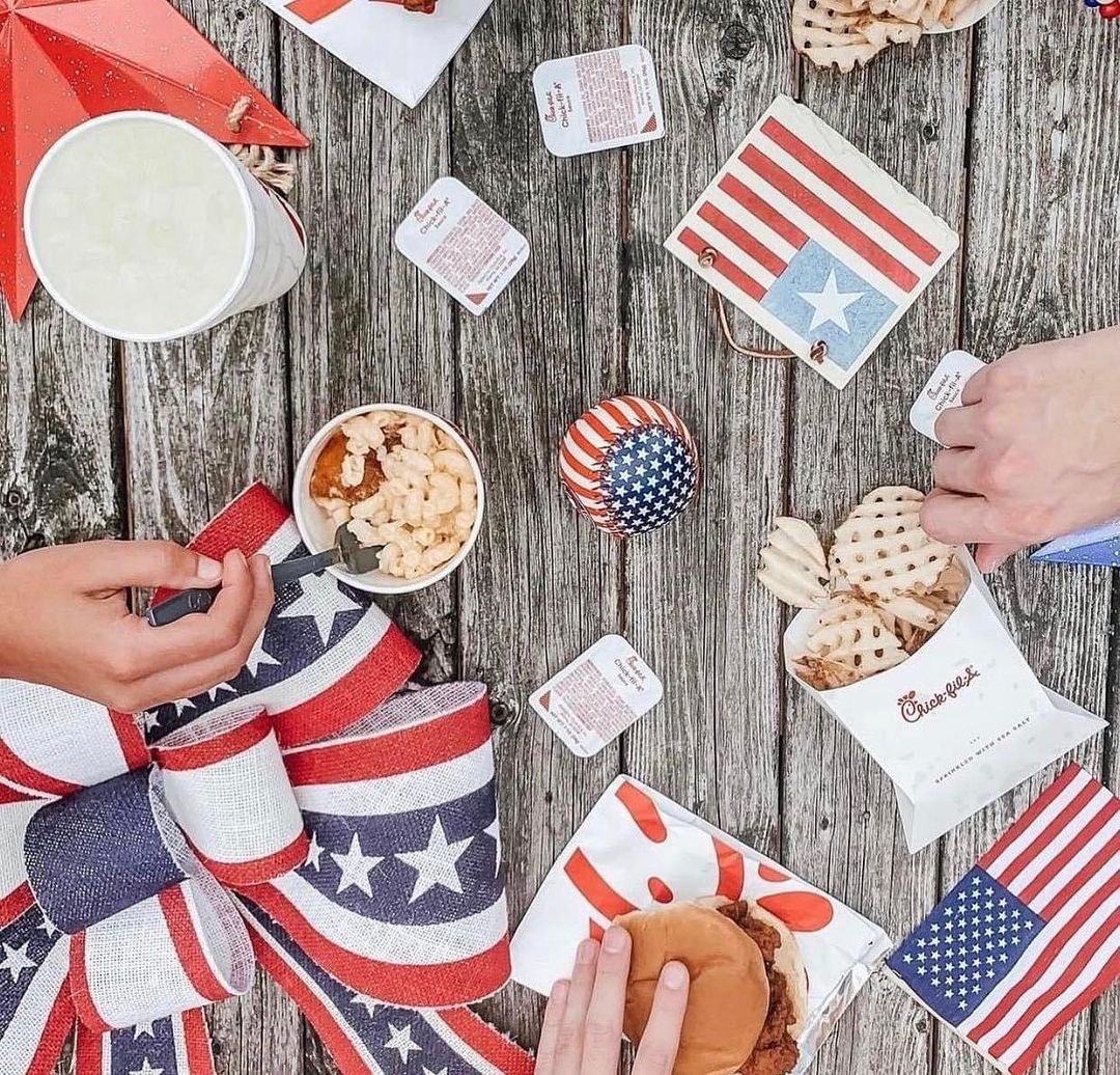 CFAHomewood's tweet photo. Here’s to the long weekend! In observance of Memorial Day Chick-fil-A Homewood will be open Monday 5/31 from 10:30 am - 6 pm. We look forward to serving you soon. 🇺🇸❤️💙

#ItsOurPleasure #CFAHomewood #HomewoodFlossmoor #HomewoodIllinois #HomeSweetHomewood #Chickfila #CFA https://t.co/kvvgaR4Oou
