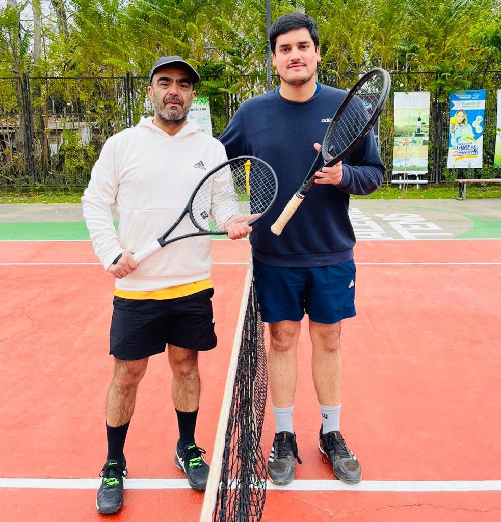 ClubTenisVA's tweet photo. ☝️ Erwin Castillo (der) venció recién por 6-4 y 7-5 a Víctor Hugo Pareja, avanzando a la Gran Final de nuestro Torneo #GloriasNavales 

3° en el Court 

#VamosPorMás https://t.co/6PjEF1OwPX