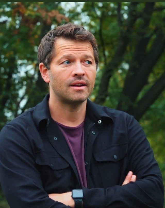 corrupt_touch's tweet photo. Anyway this is retired Dean and retired Cas. In the background, what Dean’s bedroom looks like this morning. Ask yourself what happened against that lamp. https://t.co/QKY7YoRZwW