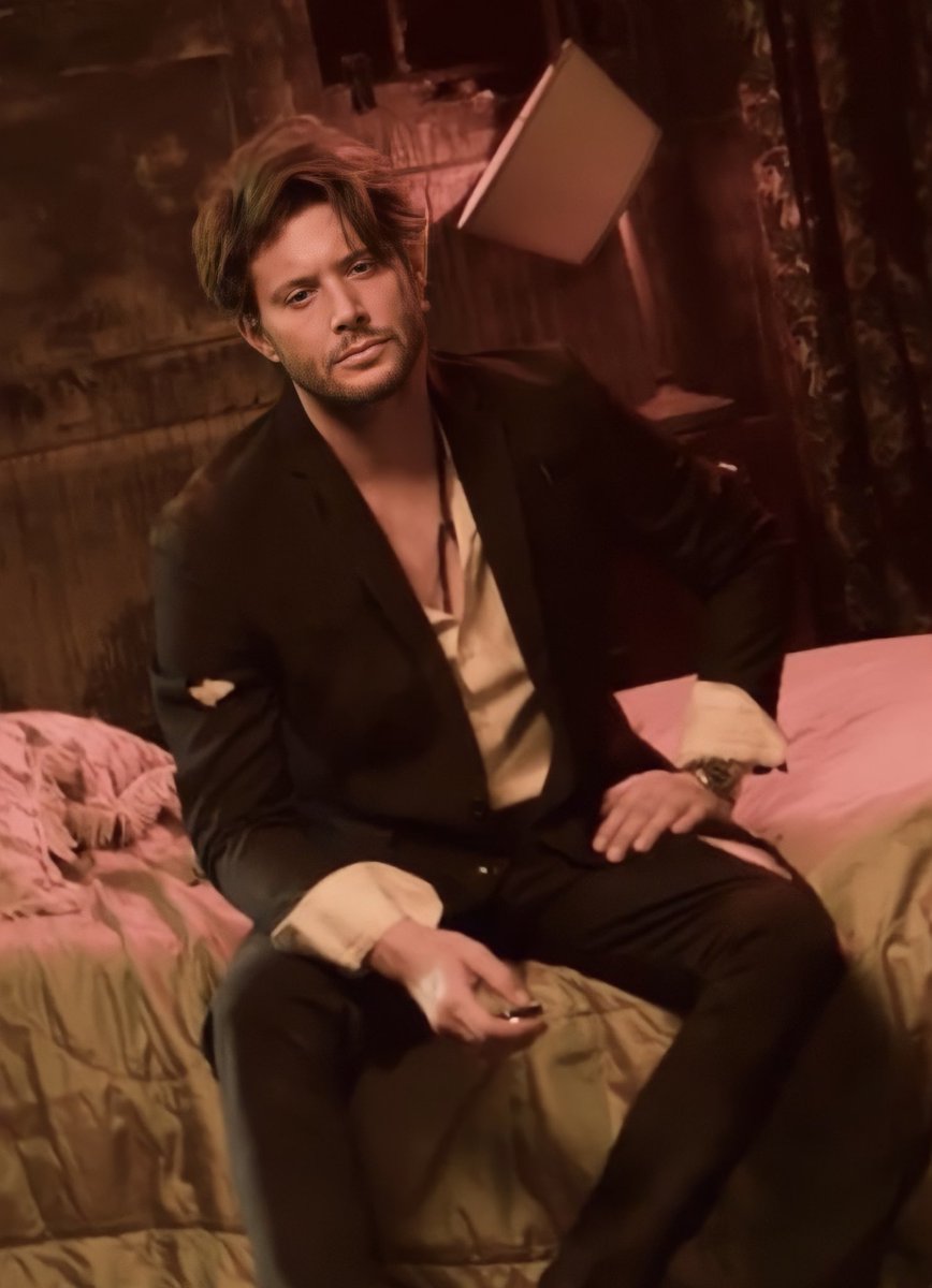 corrupt_touch's tweet photo. Anyway this is retired Dean and retired Cas. In the background, what Dean’s bedroom looks like this morning. Ask yourself what happened against that lamp. https://t.co/QKY7YoRZwW