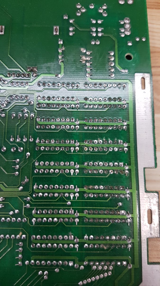 AndrewsTechBrk's tweet image. Oh WOW! What do we have here. One of the banks of 64K has been replaced by a bank of 256K. This 130XE has 320K. Nice! And the work is very well done. There are some very precise solders and snips.
#retrocomputing #atari #ataricomputer #atari130xe #130xe
