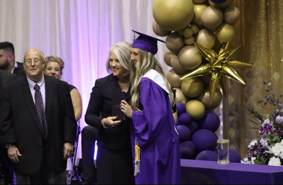 RaeleyHoward's tweet photo. hey momma, i did it 🎓 https://t.co/d1QcPrBbJx