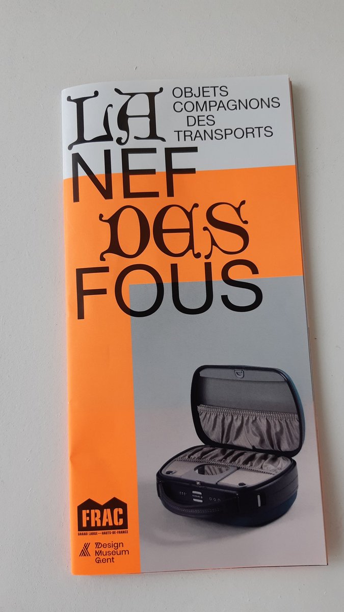 CelineChanas's tweet photo. La scénographie en mode 0 déchets ou presque : minimaliste, les régisseurs ouvrent les caisses et on pose les objets/collections dessus. Les bancs : carton et couverture.
C'est raccord avec le thème #LaNefdesfous, objets compagnons des transports, une expo au @fracgrandlarge https://t.co/I7c3rgcfrT