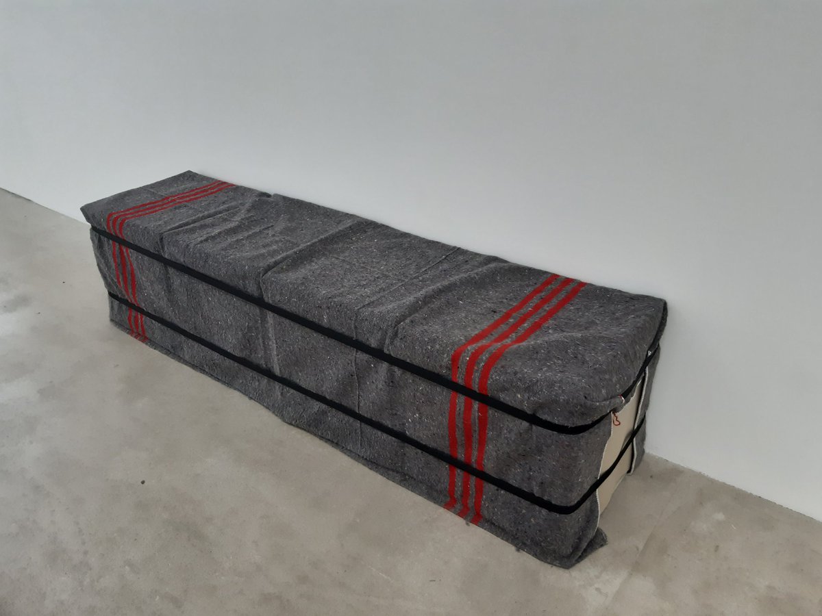 CelineChanas's tweet photo. La scénographie en mode 0 déchets ou presque : minimaliste, les régisseurs ouvrent les caisses et on pose les objets/collections dessus. Les bancs : carton et couverture.
C'est raccord avec le thème #LaNefdesfous, objets compagnons des transports, une expo au @fracgrandlarge https://t.co/I7c3rgcfrT