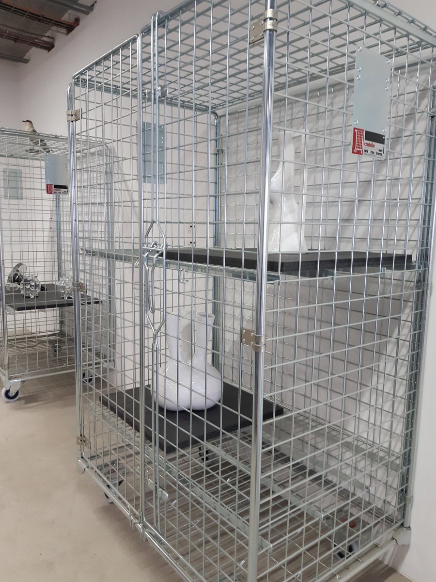 CelineChanas's tweet photo. La scénographie en mode 0 déchets ou presque : minimaliste, les régisseurs ouvrent les caisses et on pose les objets/collections dessus. Les bancs : carton et couverture.
C'est raccord avec le thème #LaNefdesfous, objets compagnons des transports, une expo au @fracgrandlarge https://t.co/I7c3rgcfrT