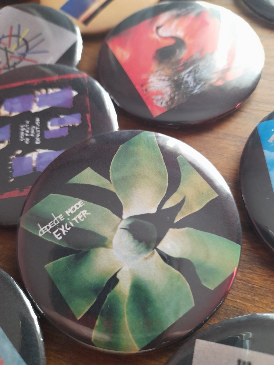 LocooProo's tweet photo. Super fan de Depeche Mode me pidió pines con todas las carátulas de discos de la banda luego de fallecimiento de Andy Fletcher 💫 https://t.co/X3VIz1IUtM