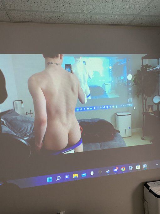 1 pic. Would you join if I did chaterbate? What would you want to see on it? https://t.co/IJBTa6khf3