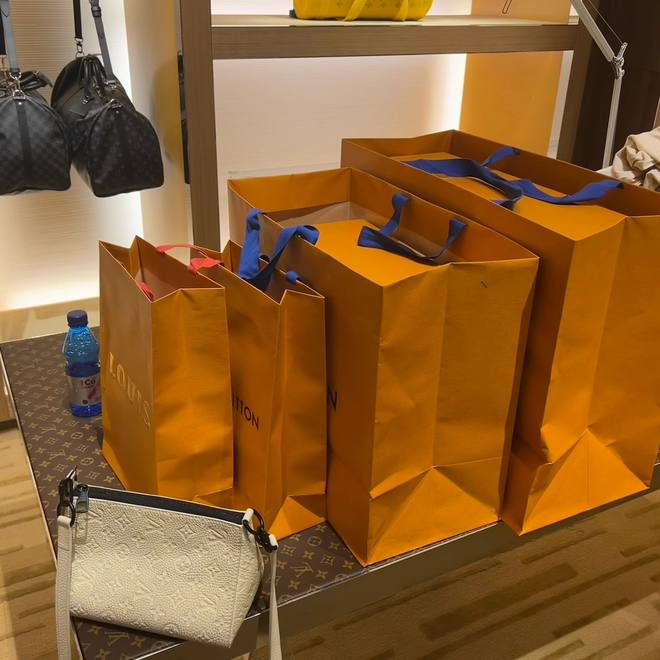 townrea's tweet photo. On weekends go shopping for clothes with friends.☺️☺️ https://t.co/pYYA8VS65Y