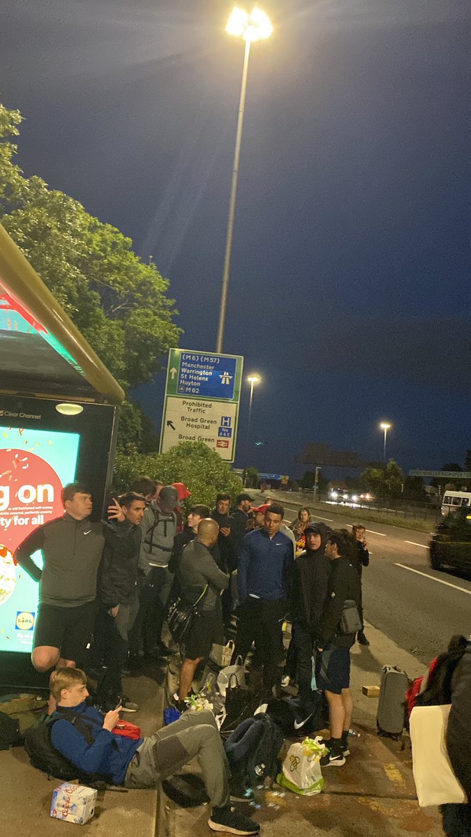 diegotonatiuh's tweet photo. Des supporters de Liverpool ont fait appel à une compagnie pour assister à la finale de Ligue des champions, agence créé en réalité par des fans d'Everton. Le conducteur, un certain “Richard Arlison” (Richarlison) ne s'est jamais pointé et ils n'iront pas voir la finale. https://t.co/u2ggdAawBb