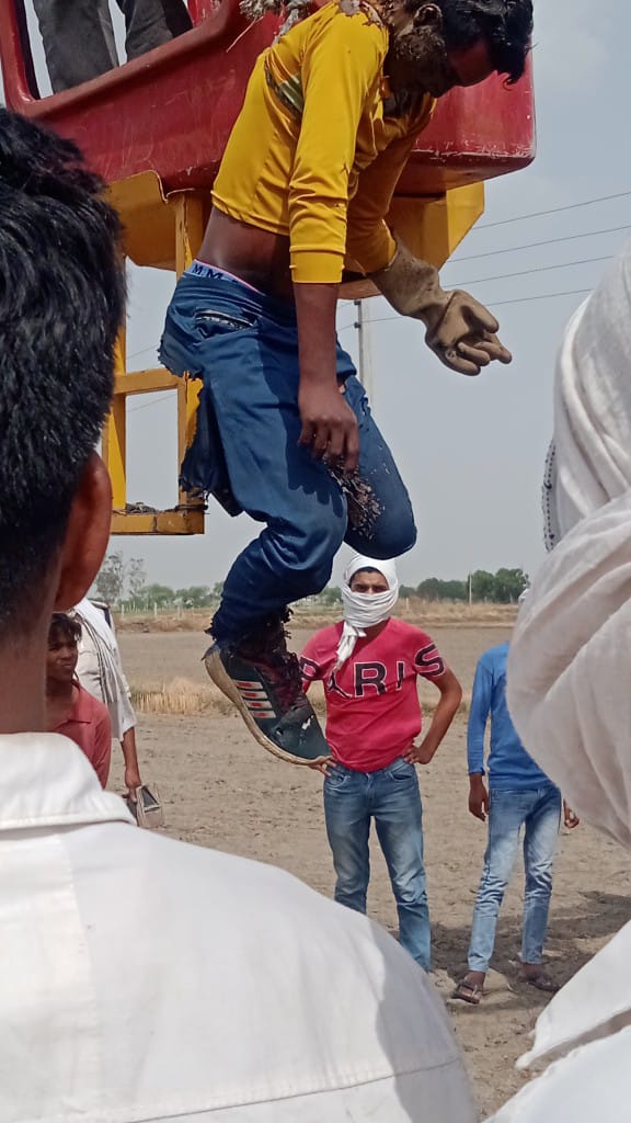 खरगोन जिले में बिना कोई साधन दिए कर्मचारियों के निजी मोबाइल से mri करने हेतु दबाव दिया जा रहा हैअगर कोई कर्मचारी आत्महत्या करता है तो इसकी जवाबदेही सहायक यंत्री महोदय की होगी। ताजा उदाहरण आपके सामने है <a href="/PMOIndia/">PMO India</a>
<a href="/labour_mp/">Department of Labour, Government of Madhya Pradesh</a> <a href="/PradhumanGwl/">Pradhuman Singh Tomar</a>  <a href="/CMMadhyaPradesh/">Chief Minister, MP</a> <a href="/VAKKS_MP/">विद्युत अधिकारी कर्मचारी कल्याण संघ</a>